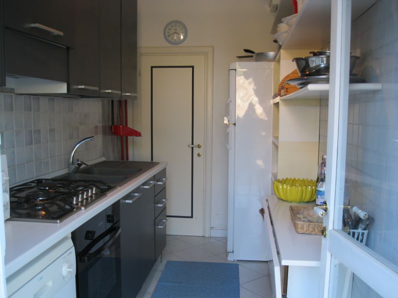 Kitchen 004.jpg